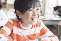 小学生の高学年から使用できるマウスピース矯正装置