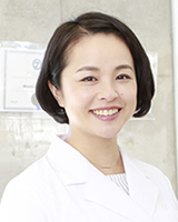 歯科医師 : 八木 彩子