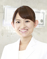 歯科医師 : 川辺 綾子