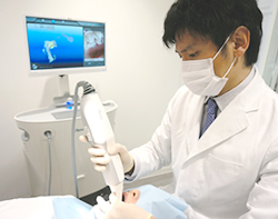 最新の3D光学スキャニングで精密な歯型を採る裏側矯正治療