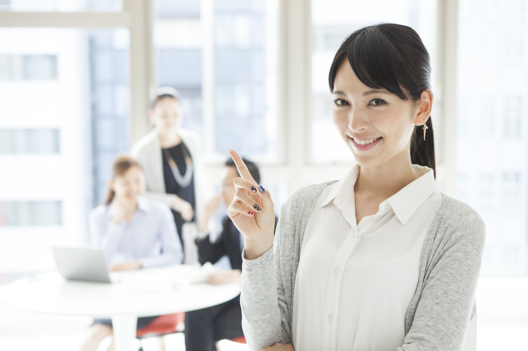 質問に答える女性