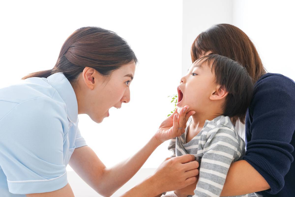 子供の受け口治療　下顎のを後方へ移動させる矯正用器材 