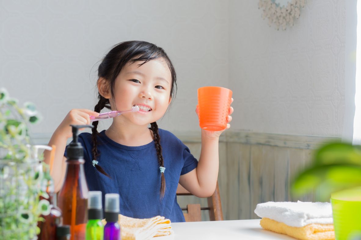 歯磨きする子供