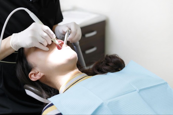矯正治療中に虫歯が出来てしまった場合、先に虫歯治療から行う