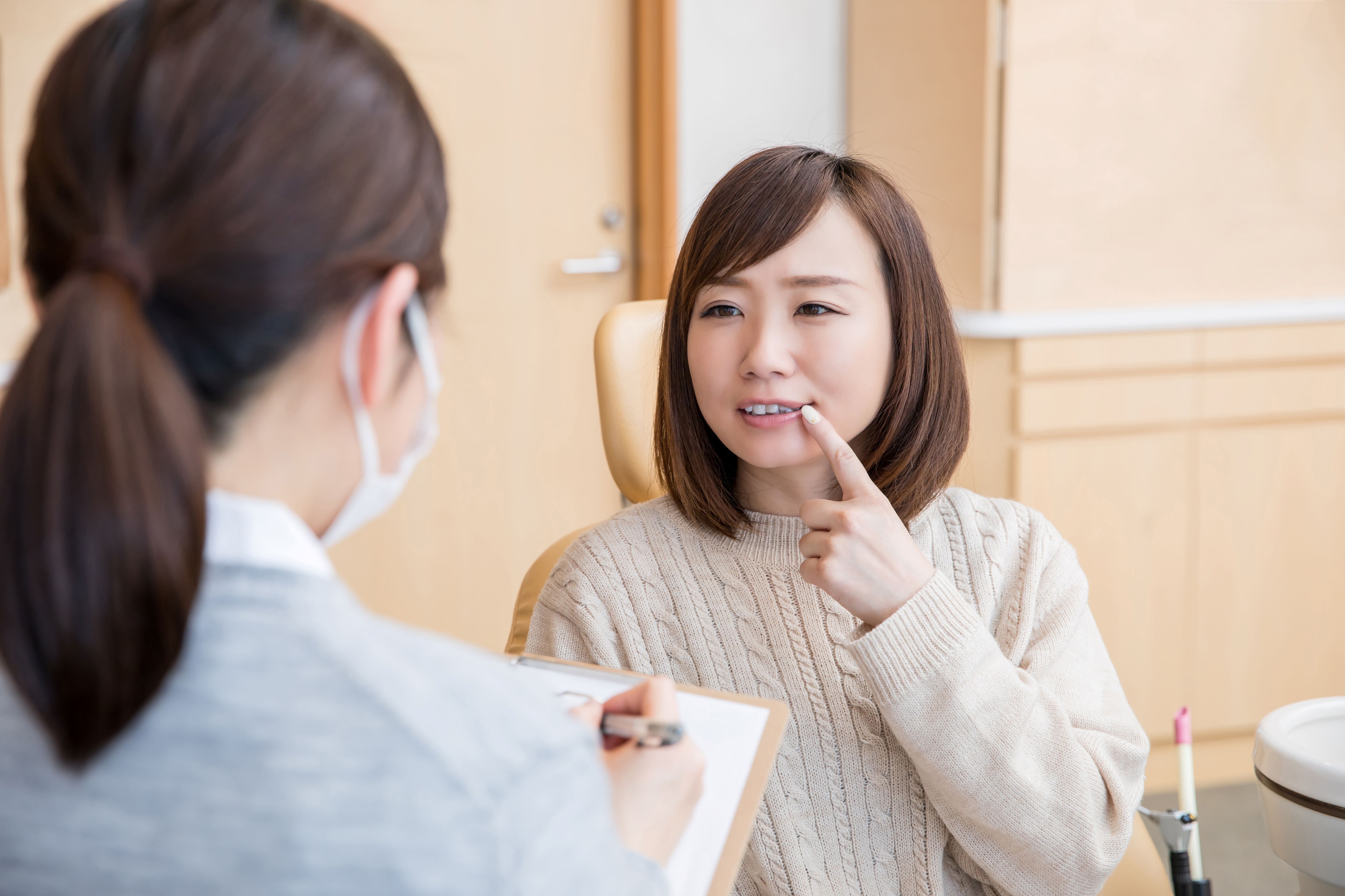 しみる虫歯の進行度は？治療内容や虫歯以外でしみる原因