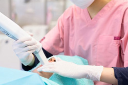 オーダーメイドの治療と歯科技工士による確認