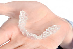 見えにくい矯正装置を含む複数の選択肢