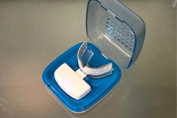 近赤外線光を併用したマウスピース矯正