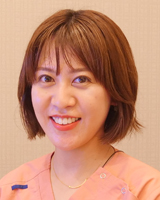 歯科医師 : 山田 麻由