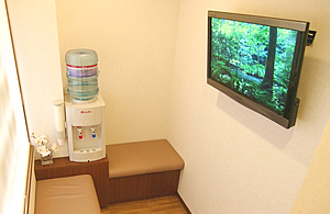ウォーターサーバーと大型液晶ディスプレイ