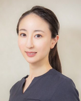 歯科医師 : 秋山 友里