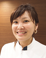 矯正歯科医師 : 佐藤 麻緒